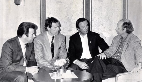 En 1986, Jean-Claude Killy, corredor de esquí francés, recibió el trofeo ISPO. En la foto (2º por la izquierda) en conversación con el entonces director de la feria, Dr. Werner Marzin, Toni Sailer (3º por la izquierda) y Willy Bogner (4º por la izquierda). El "Napoleón del esquí", como se le conocía en su época, dominó las carreras en los años sesenta. En Grenoble 1968, por ejemplo, ganó un total de tres medallas de oro olímpicas en las categorías de descenso, eslalon gigante y eslalon.