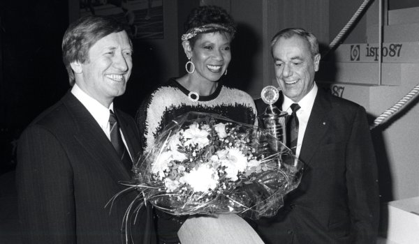 In 1987, the ISPO trophy went to the US track and field athlete and three-time Olympic champion Wilma Rudolph (*1940; † 1994) (center). In 1960, the sprinter also went down in history as the first woman in the world to run under 23 seconds over 200 meters. One year later, she set another world record of 11.2 seconds over 100 meters. The Wilma Rudolph Foundation, which she founded, supports young female athletes.