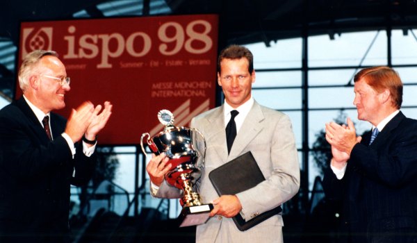 1998: Henry Maske (centro) recibió el trofeo de manos de Manfred Wutzlhofer (izquierda), entonces Presidente del Consejo de Administración de la feria de Múnich, por su excepcional y justo éxito deportivo como boxeador profesional. Maske fue campeón mundial de peso semipesado de la IBF en marzo de 1993, título que defendió hasta 1996.