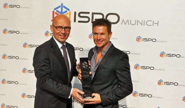 2013: Base jumper Felix Baumgartner (right) jumped from the stratosphere at the end of 2012: the highest parachute jump to date at over 38,900 meters. Additional record: 36,400 meters free fall. Klaus Dittrich, CEO of Messe München GmbH, presented the extreme athlete with the ISPO trophy the following year.