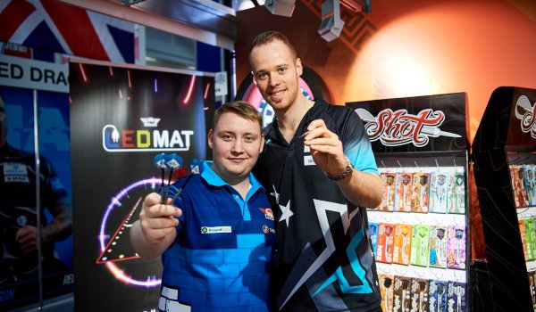 Dartspieler Max Hopp und Martin Schindler am Shot Darts Stand auf der ISPO Munich 2020 Dartspieler Max Hopp und Martin Schindler am Shot Darts Stand auf der ISPO Munich 2020