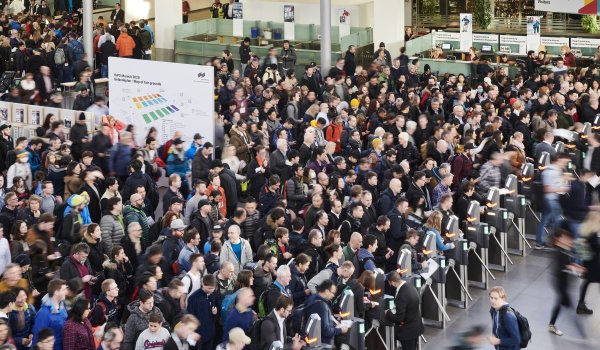 Am Sonntagmorgen war es soweit: Noch bevor sich die Tore zur ISPO Munich 2020 öffneten, warteten bereits hunderte Fachbesucher an den Eingängen.