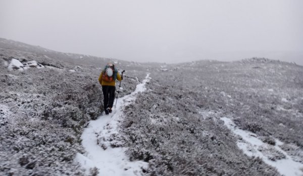Calum: „Wir laufen in einen „Cairngorm“-Schneesturm. Sehr starker Wind und Schneetreiben, aber die Jacke hielt mich trocken, ohne dass mir zu heiß wurde.“ 
