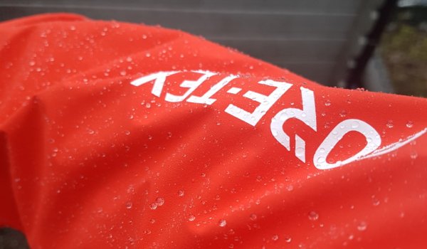 GORE-TEX PRO Testing: Regentropfen "schweben" über die Jacke