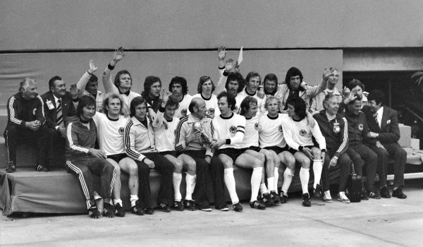 Never change a winning team: Auch 1974 gewann die Mannschaft um Franz Beckenbauer (Mitte) die Weltmeisterschaft in den klassischen Deutschlandtrikots.