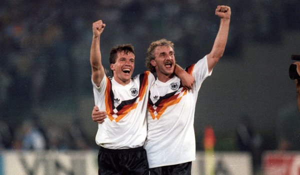 Im Finale gegen Argentinien standen die Weltmeister Lothar Matthäus (l.) und Rudi Völler wieder in Weiß auf dem Platz. Das Weltmeister-Trikot von 1990 mit der schwarz-rot-goldenen Applikation ist mittlerweile Kult.
