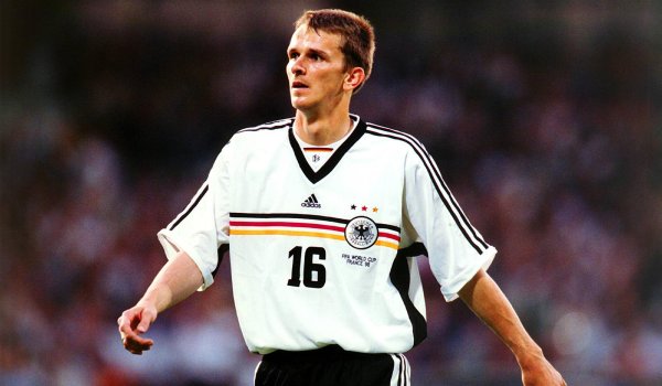 Eine Nummer zu groß: das Trikot und das Turnier. Als Europameister verabschiedete sich 1998 Didi Hamann, sein Brustring und die deutsche Mannschaft im WM-Viertelfinale in Frankreich gegen Kroatien aus dem Turnier. 