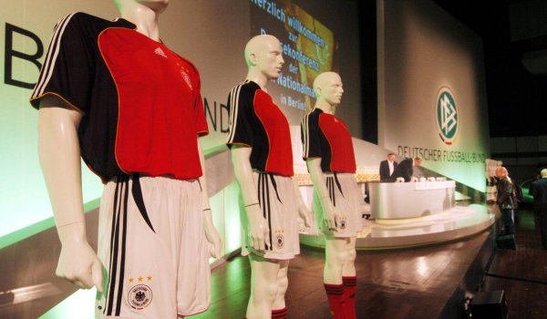 2006 präsentierte der DFB erstmals rote Auswärtstrikots. Unter Bundestrainer Jürgen Klinsmann scheiterte das DFB-Team im Halbfinale an Italien mit 0:2. Die Heim-WM war für Deutschland trotz der Niederlage ein ein großer Erfolg und wird immer als Sommermärchen in Erinnerung bleiben.