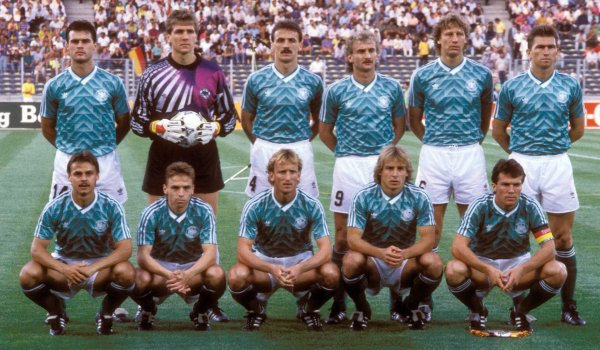 Im Halbfinale der WM 1990 trat das deutsche Team mit grünen Trikots auf. Stilistisch ein echter Schocker, sorgten die "Froschkönige" für einiges Aufsehen