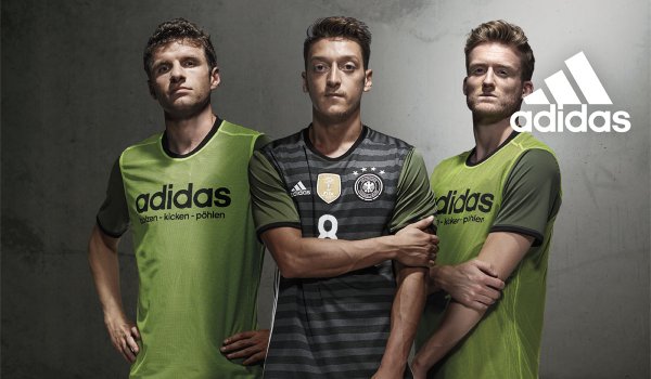 Das ist das neue EM-Trikot für 2016. Mesut Özil (Mitte) präsentiert den neuen Ansatz - der auf den ersten Blick zumindest ein wenig gewöhnungsbedürftig... 
