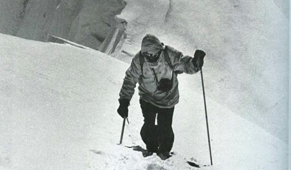 Herman Buhl (1924-1957) was the first who conquered the Nanga Parbat and belonged to the first ascendants of the Broad Peak. In 1957 Buhl fell at the Chogolisa (7654m) and is officially missing ever since. He revolutionised alpinism by ascending with only light baggage. Buhl was the first who mastered the final part of an eight-thousanders on his own and without extra oxygen.