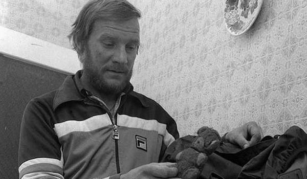 If the Broad Peak Central was recognized its very own pillar, there would be only one person who ascended all, then 15, eight-thousanders: Jerzy Kukuczka (1948-1989). The Pole was the second human, after Reinhold Messner, who ascended all eight-thousanders. 1989 Kukucka died at the Lhotse south wall as he fell 2 kilometres. 