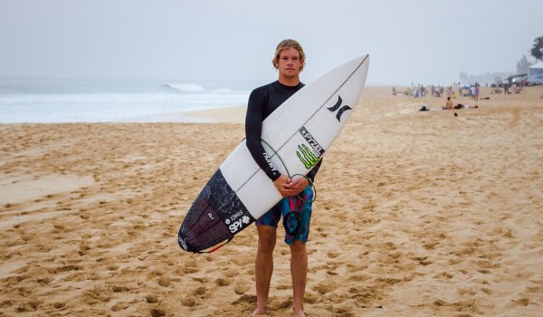 At the age of 24 John John Florence is one of the younger surf stars. But when it comes to sponsors he is very experienced yet. The US boy has got support of Dakine, Nike and Spy sunglasses. Sports apparel brand Transit, surf experts Futures and Pyzel sponsor him as well.