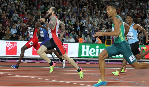 Ein Türke in Nike schlägt den Adidas-Favoriten aus Südafrika: Ramil Guliyev Mitte holt Gold über 200 Meter, Favorit Wayde van Niekerk (r.) nur Silber.