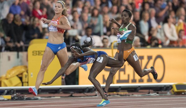 Auf Platz 1 gestürzt: Beim Ziel-Finish setzt 100-Meter-Siegerin Tori Bowie ihre blauen Adidas-Schuhe in Szene.