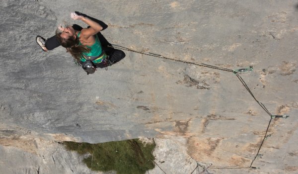 Ob Klettern oder Bouldern: Barbara Zangerl überzeugt am Fels.