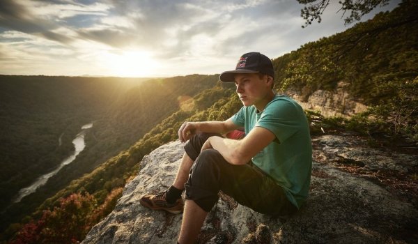 mb-170921-alexgorge Alexander Megos is known for extremely fast repetitions of difficult rock climbing routes: For example, 2013 "La Rambla" (9a+) at the second attempt.