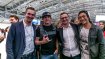 Der Head of ISPO Brandnew und der erste Overall Winner, natürlich mit Surfergruß: Markus Hefter, links neben Surf-Legende Robby Naish, erinnert an die Anfänge des weltweit größten Start-up-Wettbewerbs im Sportbusiness. 2018 gehört Robby Naish zur Jury von ISPO Brandnew.