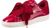 Betont feminines Design: Der Puma Basket Heart mit den großen Schleifen.