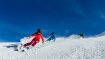 Drei Skifahrer fahren auf der Piste