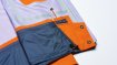 BARRIER TECHNOLOGY® an Ärmeln, Bund und Kragen. Die neue Konstruktion und ein abnehmbarer Powder-Skirt verhindern, dass Feuchtigkeit von außen nach innen in die Jacke kommt