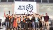 19 Gold Winner und ein Product of the Year-Vertreter auf der Bühne: Das Gruppenfoto der Snowsports-Preisträger 2018.
