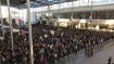 Kurz bevor die Gates öffnen, warten schon unzählige Besucher vor den Messetoren.