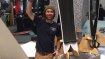 Eine Snowboard-Legende zum Anfassen: Freerider Jeremy Jones höchstpersönlich am Messe-Stand seiner Firma Jones Snowboards in Halle B4. 
