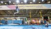 Blaue Oase im Outdoor-Bereich: Das Watersport Village mit einem eigens errichteten Pool für SUP, Kajaking, Paddeln oder wie hier Slacklinen.