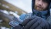 Der Akkupack lässt sich einfach dranklippen. Das Outdoor-Handy funktioniert damit auch unter vollem Einsatz mehrere Tage 