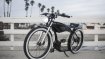 Das Ruff Cycles Ruffian Black verbindet Mobilität mit edlem Design. Nicht nur Harley-Davidson-Freunde dürften bei diesem geschwungenen Retro-Look auf ihre Kosten kommen.