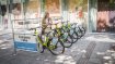 Shared Economy ist auch auf dem E-Bike-Markt angekommen. „Das ist ein echter Trend, schließlich wird das Umweltbewusstsein bei vielen Menschen immer größer. Inzwischen nutzen nicht nur Tourismus-Regionen die Mietangebote, sondern zunehmend auch Universitäten oder Firmen“, so Franziska Berger von Movelo. Auch als Fortbewegungsmittel innerhalb großer Firmengelände ist das kraft- und umweltschonende E-Bike Gold wert.