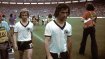 WM 1974: Ähnlich wie schon 1966 lief das DFB-Team in schlichten weißen Trikots mit V-Ausschnitt, schwarzem Kragen und schwarzen Ärmelenden auf. Im eigenen Land holten Gerd Müller (r.) und Co. in diesem Outfit den zweiten WM-Titel.