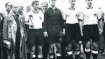 WM 1954: Den ersten WM-Titel schaffte die deutsche Nationalmannschaft noch im traditionellen Look: Fritz Walter (mit Pokal) führte sein Team in weißen Trikots, schwarzen Hosen und schwarzen Stutzen aufs Feld. Zum DFB-Team gehörte auch der Zeugwart Adolf Dassler, der Gründer von Adidas, der im Finale bei Regenwetter Schraubstollen an die Schuhe anbrachte.