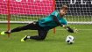 Auch wenn Torhüter Kevin Trapp vor allem für das Fangen von Bällen zuständig ist, braucht er natürlich einen sicheren Halt. Er findet ihn wie Angreifer Thomas Müller in Adidas X18.1 (219,95 Euro).