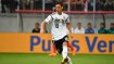 Deutschlands Nummer eins unter den Social-Media-Stars ist immer noch Mesut Özil: Sein Tanz zwischen den Welten – türkische Herkunft, deutsche Staatsbürgerschaft, Vereins-Vertrag beim FC Arsenal in England – hat ihn zum populärsten deutschen Fußball-Star in den sozialen Medien gemacht. Bei Facebook folgen ihm über 31 Millionen Fans, bei Instagram sind es gut 16 Millionen. Auch bei Twitter besitzt Özil 23 Millionen Anhänger.