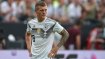 Beachtlich schlägt sich auch Toni Kroos in der Social-Media-Welt: Trotz seiner öffentlichen Zurückhaltung war Kroos der erste deutsche Fußballer, der bei Instagram die Zehn-Millionen-Marke knackte. Inzwischen folgen ihm fast 17 Millionen. Auch auf Facebook lesen zwölf Millionen die Botschaften des Stars von Real Madrid, bei Twitter sind es fast sieben Millionen. Von dreistelligen Millionenzahlen wie sein Hausnachbar Ronaldo kann Kroos dagegen nur träumen.