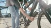 The number of engine suppliers is constantly increasing: Munich-based start-up Fazua, for example, relies on its removable drive consisting of an engine and 250-WH battery, which weighs just 3.3 kilograms. The unit used in the E-MTB Focus Raven, for example, can be removed completely at the push of a button.