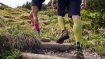 Beim Wandern eine Hilfe: Light Merino Socks Wildberry.