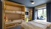 Ein Stockbett und 2 Doppelbetten, viel Stauraum und eine gemütliche Chill-Ecke. Die Aufteilung der Mehrbettzimmer im moun10 ist gut durchdacht und auf Outdoor-Sportler ausgelegt.