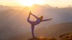 After skiing, yoga provides relaxation. Also important in the evening: refill the empty water reservoirs, otherwise there will be cramps the next day.
