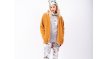 Anna Vister ist Snowboarderin, Modedesignerin und Gründerin von Eivy. Sie wollte die Wahrnehmung von Funktionswäsche als reine Sportbekleidung hinzu modischen Baselayern verändern. Und das ist ihr geungen. 