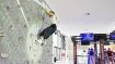 Besucherin an der digitalisierten Kletterwand