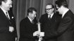 Le premier trophée ISPO a été décerné en 1971 au Norvégien Birger Ruud (*1911 ; † 13 juin 1998). Le détenteur de la coupe était un sauteur à ski et un skieur de compétition légendaire - il était considéré comme l'un des meilleurs sauteurs à ski du monde des années 1930. En 1932 et 1936, il a remporté l'or olympique au saut du grand tremplin. Il a également établi deux records de saut au tremplin et a été cinq fois champion du monde.