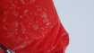 Testgebiet Voss: Schnee und Wasser rutschen an Carlos Test-Jacke herunter.