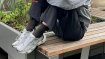 Femme en tenue de sport sur un banc de parc
