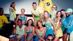 Diverse Personen versammeln sich in farbenfroher Badekleidung zum Foto-Shoot.