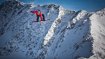 Anna Gasser in der Luft auf ihrem Snowboard.