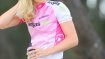 Daniela Ryf lehnt lässig an ihrem Bike.
