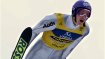 Schmitt in Flugpose in der Luft
